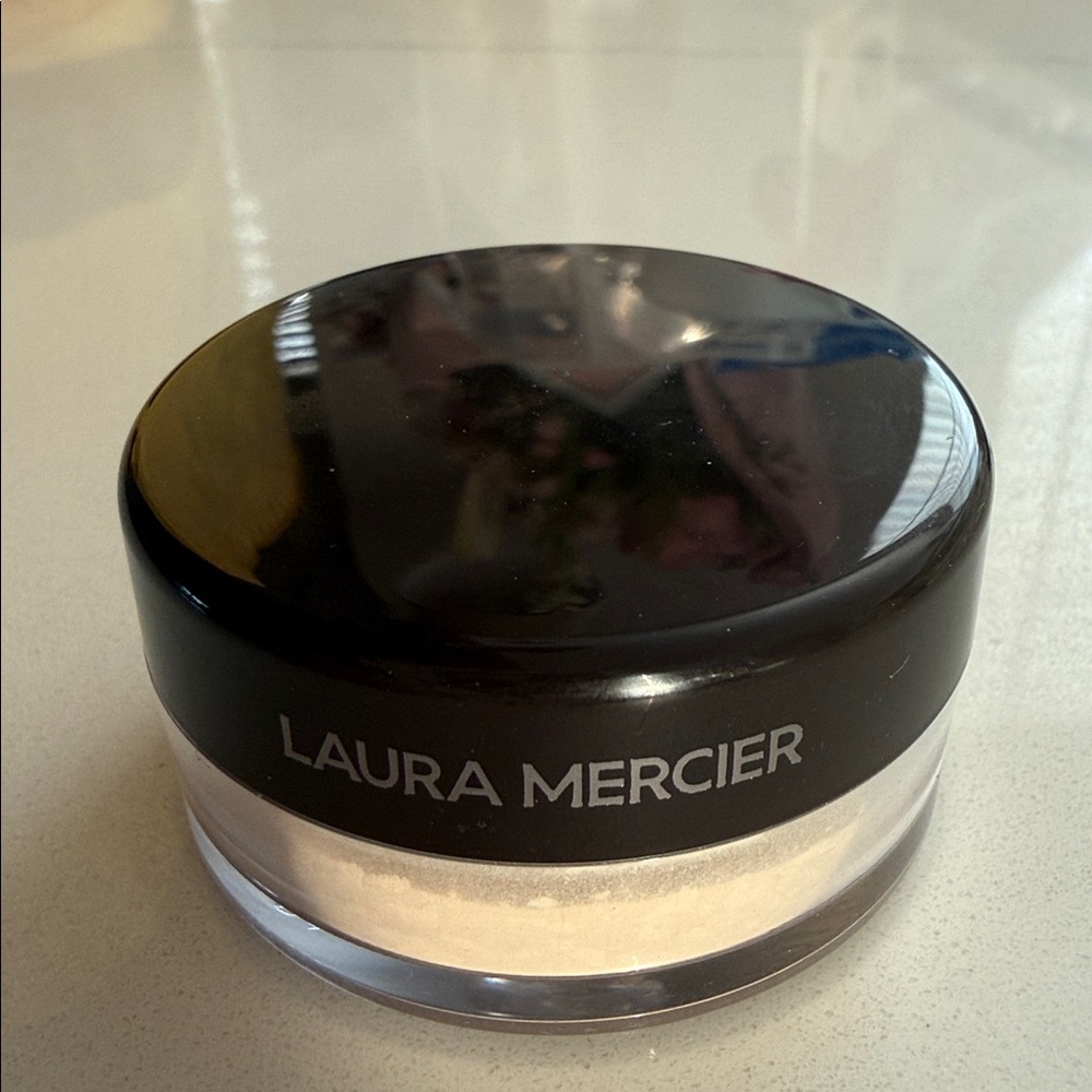 Laura Mercier Translucent Loose Setting Powder - Picture 2 of 4